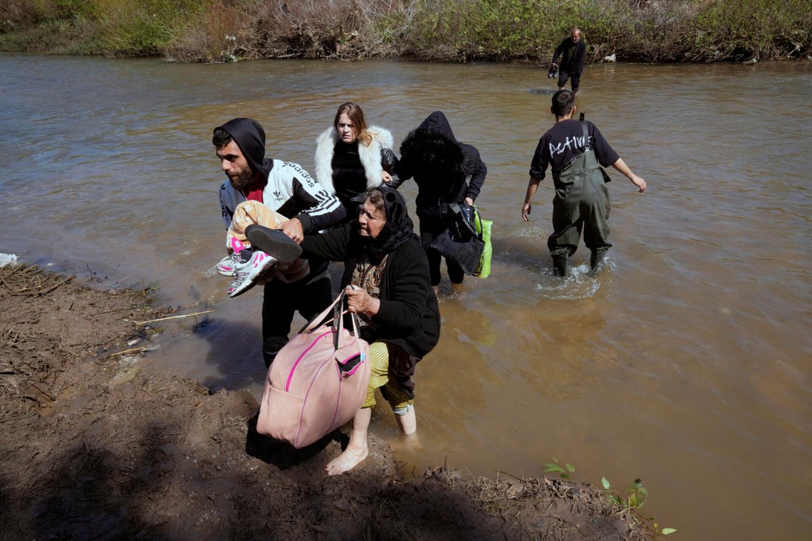 Syriska familjer korsar en gränsflod mellan Syrien och Libanon vid Heker al-Daher i den libanesiska Akkar-regionen den 11 mars 2025. Foto: Hussein Malla / AP / NTB Syriska familjer korsar en gränsflod mellan Syrien och Libanon vid Heker al-Daher i den libanesiska Akkar-regionen den 11 mars 2025. Foto: Hussein Malla / AP / NTB