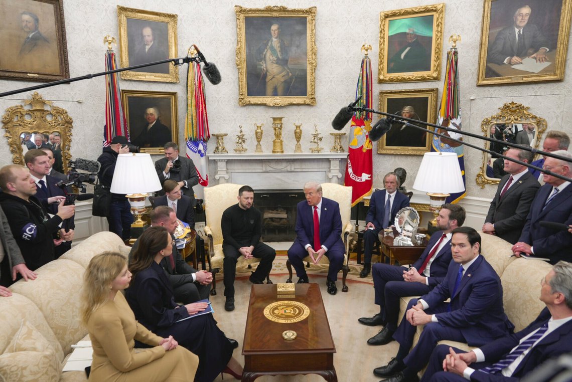 President Donald Trump, mitten till höger, träffar Ukrainas president Volodymyr Zelenskyy, mitten till vänster, som utrikesminister Marco Rubio, sittande från andra höger, och vicepresident JD Vance lyssnar på Oval Office i Vita huset, fredagen den 28 februari 2025, i Washington, D.C. Foto: Mystyslav Chernov / AP Photo President Donald Trump, mitten till höger, träffar Ukrainas president Volodymyr Zelenskyy, mitten till vänster, som utrikesminister Marco Rubio, sittande från andra höger, och vicepresident JD Vance lyssnar på Oval Office i Vita huset, fredagen den 28 februari 2025, i Washington, D.C. Foto: Mystyslav Chernov / AP Photo