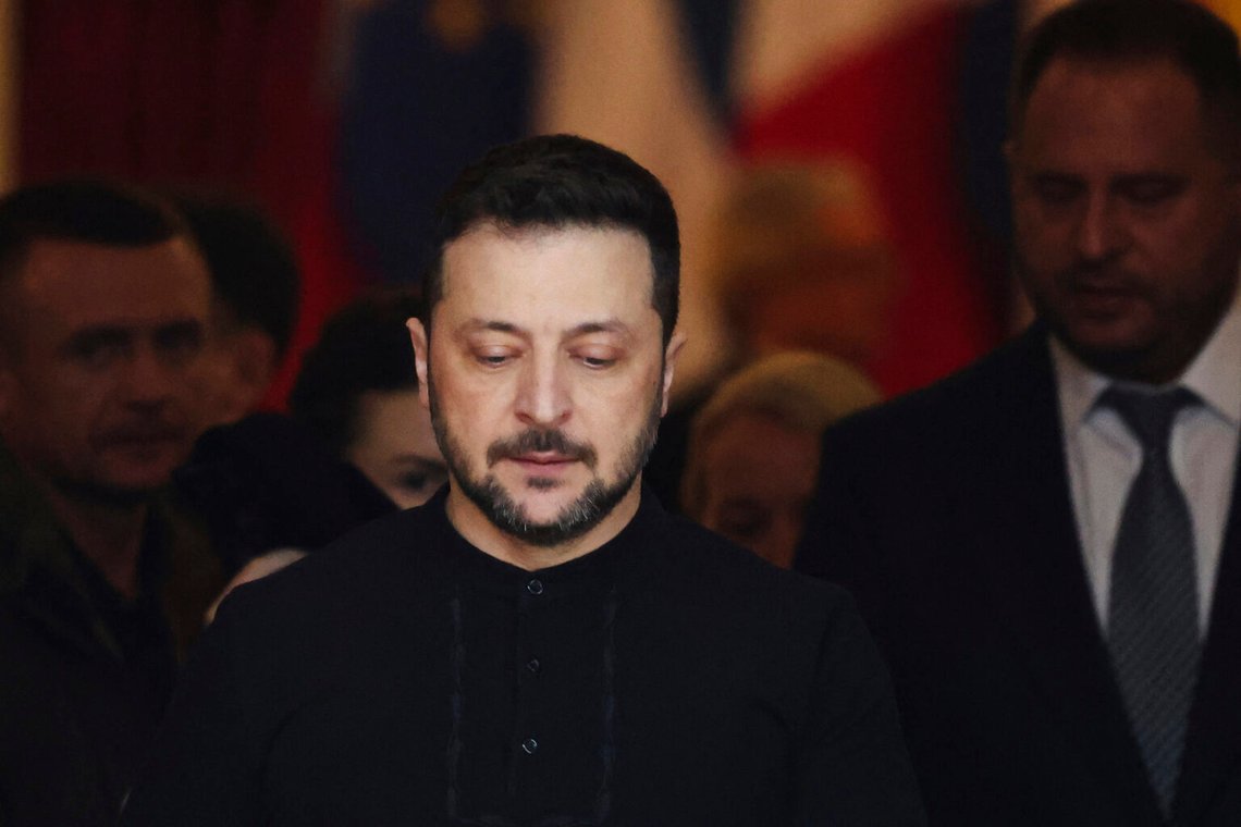 Ukrainas president Volodymyr Zelenskyy under det europeiska ledarmötet för att diskutera Ukraina, med Storbritanniens premiärminister Keir Starmer som värd, i Lancaster House, London, söndagen den 2 mars 2025. Foto:Toby Melville/Pool via AP Ukrainas president Volodymyr Zelenskyy under det europeiska ledarmötet för att diskutera Ukraina, med Storbritanniens premiärminister Keir Starmer som värd, i Lancaster House, London, söndagen den 2 mars 2025. Foto:Toby Melville/Pool via AP