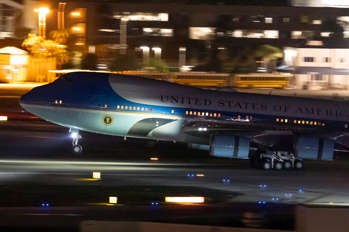 Air Force One, med president Donald Trump ombord, landar på Palm Beach International Airport, 28 februari 2025, i West Palm Beach, Florida. Foto: Alex Brandon / AP Photo Air Force One, med president Donald Trump ombord, landar på Palm Beach International Airport, 28 februari 2025, i West Palm Beach, Florida. Foto: Alex Brandon / AP Photo