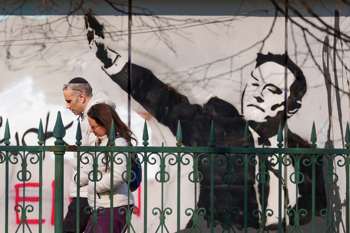 Människor går förbi graffiti som föreställer Elon Musk, i Bukarest, Rumänien, 3 mars 2025. Foto: Andreea Alexandru / AP Photo Människor går förbi graffiti som föreställer Elon Musk, i Bukarest, Rumänien, 3 mars 2025. Foto: Andreea Alexandru / AP Photo