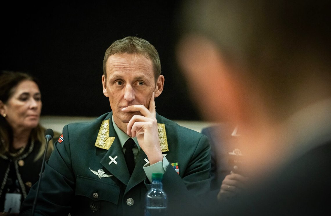 Lyssna, lär, analysera. Det var försvarschefen Eirik Kristoffersens huvuduppgifter när militärledare från ett 30-tal länder möttes i Paris på tisdagen. Foto: Ole Berg-Rusten / NTB Lyssna, lär, analysera. Det var försvarschefen Eirik Kristoffersens huvuduppgifter när militärledare från ett 30-tal länder möttes i Paris på tisdagen. Foto: Ole Berg-Rusten / NTB