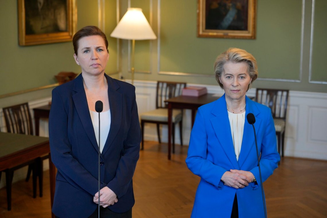 EU-kommissionens ordförande Ursula von der Leyen och Danmarks premiärminister Mette Frederiksen, till vänster, möter media på Arméns officersskola på Frederiksberg Slott i Köpenhamn den 18 mars 2025. Foto: Emil Helms/Ritzau Scanpix via AP EU-kommissionens ordförande Ursula von der Leyen och Danmarks premiärminister Mette Frederiksen, till vänster, möter media på Arméns officersskola på Frederiksberg Slott i Köpenhamn den 18 mars 2025. Foto: Emil Helms/Ritzau Scanpix via AP