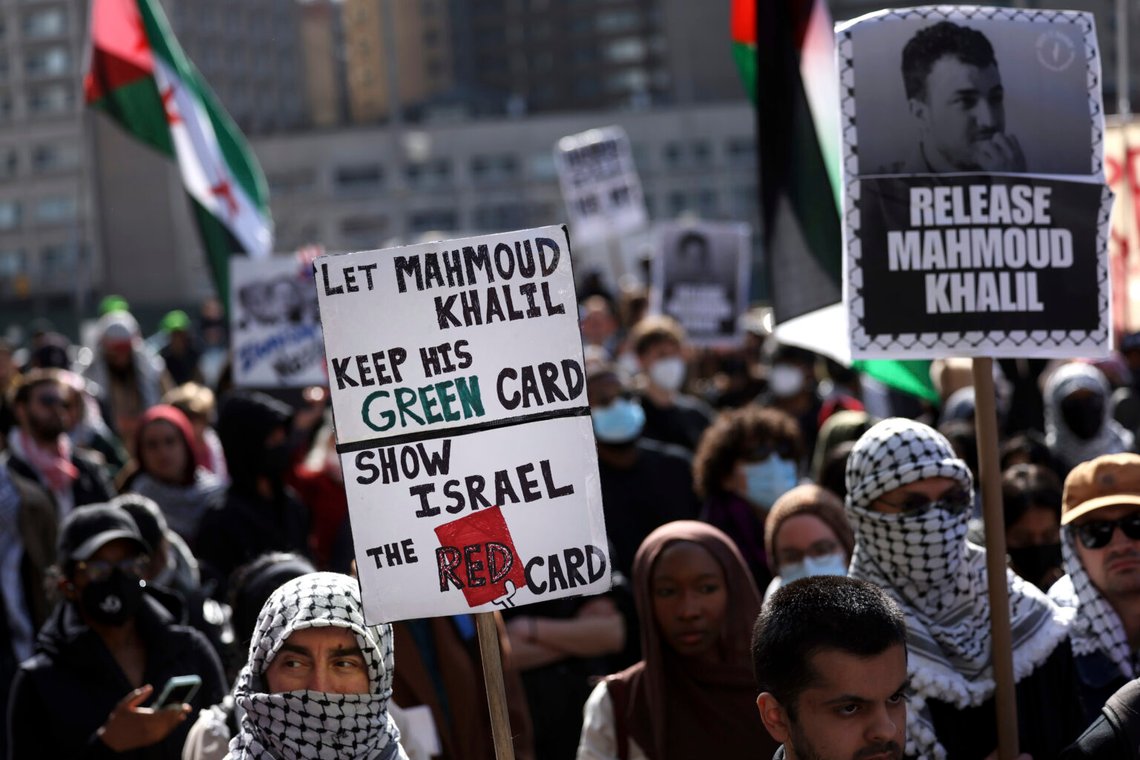 Demonstranter samlas till stöd för den fängslade palestinske aktivisten Mahmoud Khalil den 14 mars 2025 i New York. Foto: Jason DeCrow/AP Photo Demonstranter samlas till stöd för den fängslade palestinske aktivisten Mahmoud Khalil den 14 mars 2025 i New York. Foto: Jason DeCrow/AP Photo
