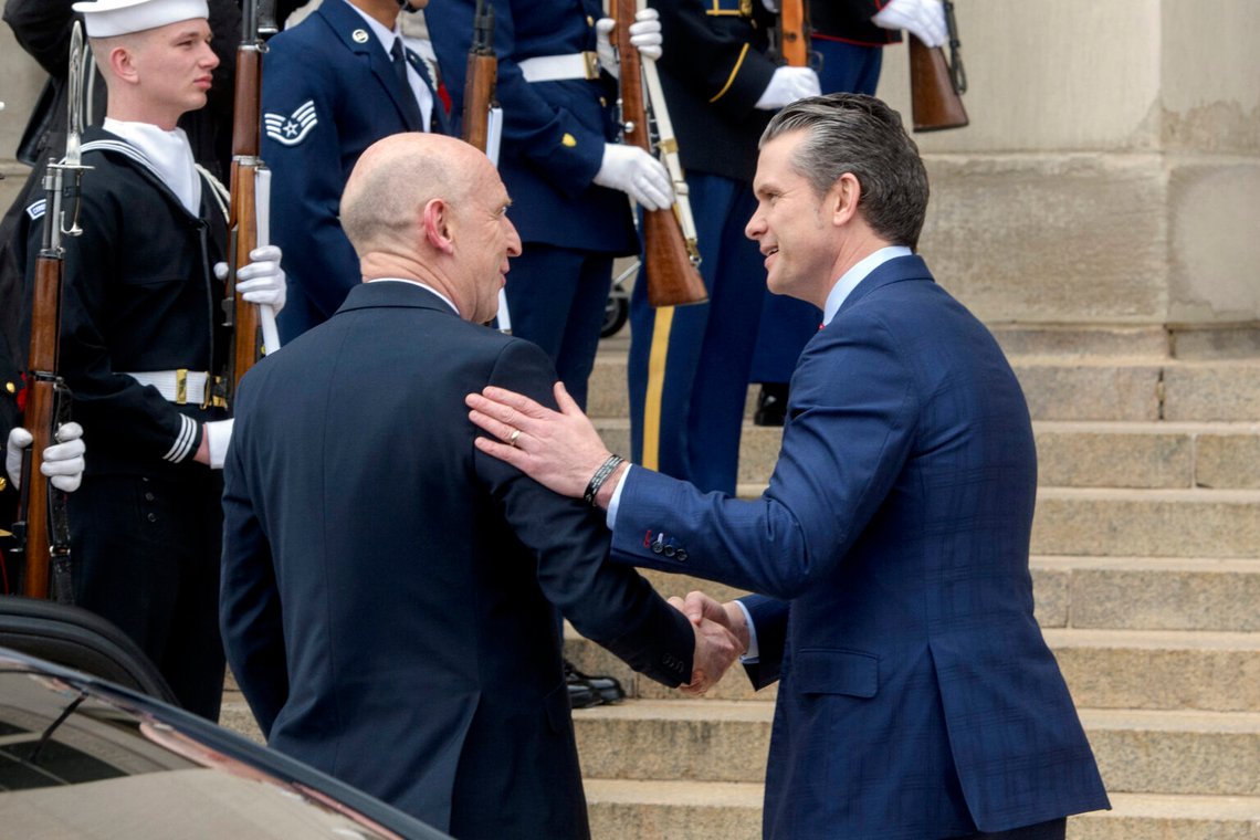 Försvarsminister Pete Hegseth välkomnar Storbritanniens försvarsminister John Healey till Pentagon den 6 mars 2025. Foto: Rod Lamkey, Jr. / AP / NTB Försvarsminister Pete Hegseth välkomnar Storbritanniens försvarsminister John Healey till Pentagon den 6 mars 2025. Foto: Rod Lamkey, Jr. / AP / NTB