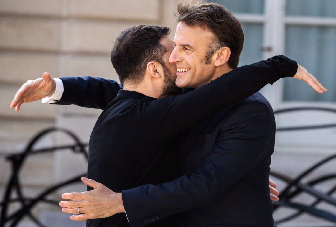 Paris, Frankrike 20250327. Ukrainas president Volodymyr Zelensky välkomnas av Frankrikes president Emmanuel Macron, som är värd för ett toppmöte i Paris på torsdag, på temat Ukraina och säkerhetsläget i Europa. Foto: Ole Berg-Rusten / NTB Paris, Frankrike 20250327. Ukrainas president Volodymyr Zelensky välkomnas av Frankrikes president Emmanuel Macron, som är värd för ett toppmöte i Paris på torsdag, på temat Ukraina och säkerhetsläget i Europa. Foto: Ole Berg-Rusten / NTB