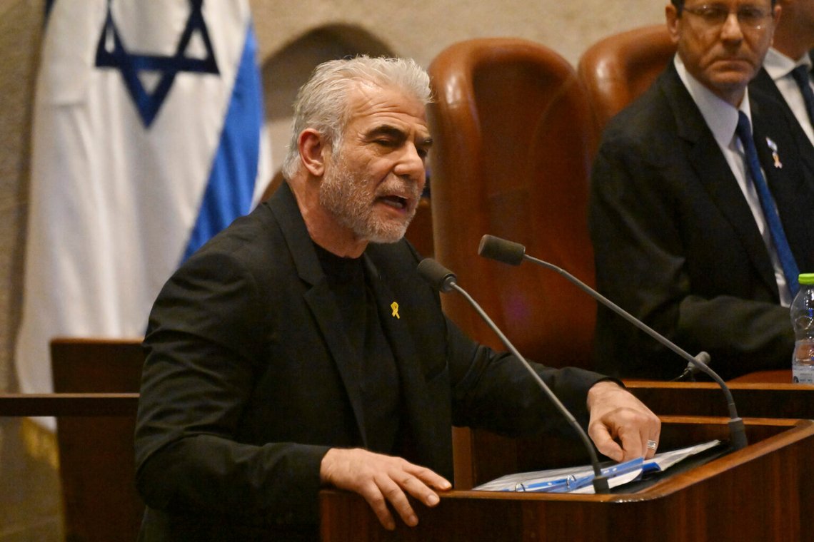 Oppositionsledaren Yair Lapid, Yesh Atid talar vid invigningen av den 25:e Knesset-sessionen för att markera årsdagen av "Iron Swords"-kriget, i Jerusalem den 28 oktober 2024. Foto: Debbie Hill / Pool Photo via AP Oppositionsledaren Yair Lapid, Yesh Atid talar vid invigningen av den 25:e Knesset-sessionen för att markera årsdagen av "Iron Swords"-kriget, i Jerusalem den 28 oktober 2024. Foto: Debbie Hill / Pool Photo via AP