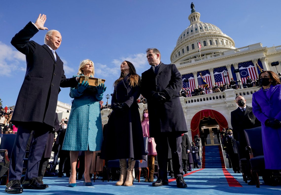Joe Biden, från vänster, svurs in som USA:s 46:e president medan Jill Biden håller bibeln under den 59:e amerikanska presidentinvigningen. Capitol i Washington, 20 januari 2021, när deras barn Ashley Biden och Hunter Biden ser på. Foto: Andrew Harnik, AP-NTB. Joe Biden, från vänster, svurs in som USA:s 46:e president medan Jill Biden håller bibeln under den 59:e amerikanska presidentinvigningen. Capitol i Washington, 20 januari 2021, när deras barn Ashley Biden och Hunter Biden ser på. Foto: Andrew Harnik, AP-NTB.