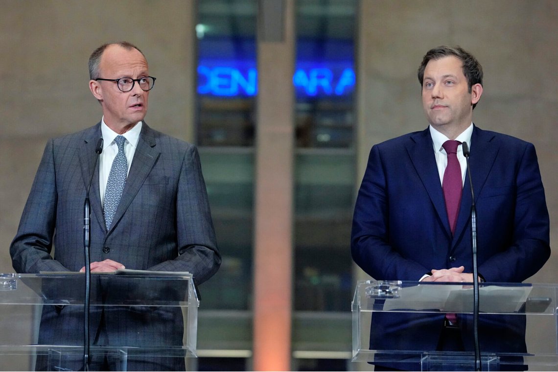 CDU-ledaren Friedrich Merz och SPD-ledaren Lars Klingbeil under en presskonferens i Berlin den 4 mars 2025. Foto: Carsten Koall / DPA via AP / NTB. CDU-ledaren Friedrich Merz och SPD-ledaren Lars Klingbeil under en presskonferens i Berlin den 4 mars 2025. Foto: Carsten Koall / DPA via AP / NTB.