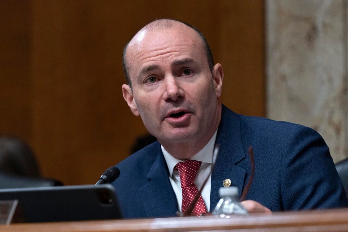 Sen. Mike Lee, R-Utah, ordförande för senatens energi- och naturresurskommitté, talar under bekräftelseutfrågningen för tidigare guvernör Doug Burgum, tillträdande president Donald Trumps val att leda inrikesdepartementet som inrikesminister, på Capitol Hill i Washington, den 16 januari 2025. Foto: Jose Luis Magana Sen. Mike Lee, R-Utah, ordförande för senatens energi- och naturresurskommitté, talar under bekräftelseutfrågningen för tidigare guvernör Doug Burgum, tillträdande president Donald Trumps val att leda inrikesdepartementet som inrikesminister, på Capitol Hill i Washington, den 16 januari 2025. Foto: Jose Luis Magana