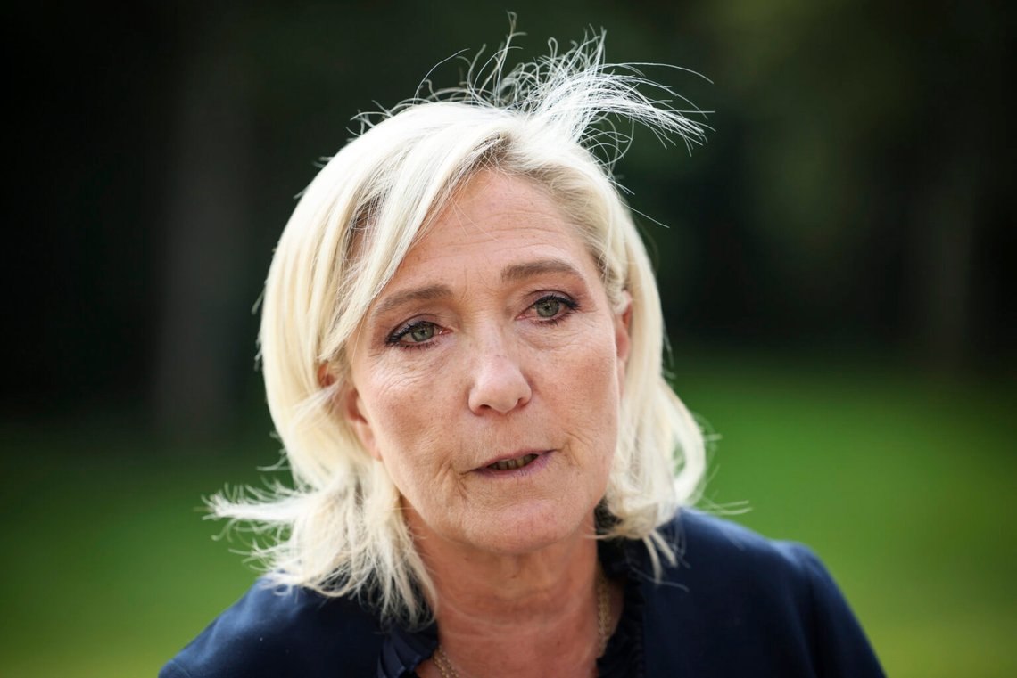 Den franska högerextrema ledaren Marine Le Pen svarar reportrar på Elyseepalatset efter ett möte med Frankrikes president Emmanuel Macron den 26 augusti 2024 i Paris. Foto: Thomas Padilla/AP Photo Den franska högerextrema ledaren Marine Le Pen svarar reportrar på Elyseepalatset efter ett möte med Frankrikes president Emmanuel Macron den 26 augusti 2024 i Paris. Foto: Thomas Padilla/AP Photo