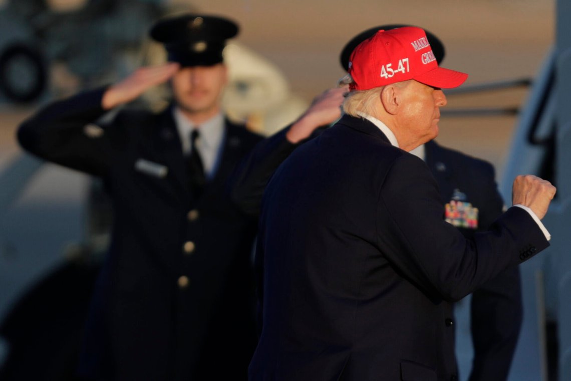 Donald Trump går ombord på Air Force One vid Andrews-basen utanför Washington D.C. den 28 februari 2025. Foto: Luis M. Alvarez / AP / NTB. Donald Trump går ombord på Air Force One vid Andrews-basen utanför Washington D.C. den 28 februari 2025. Foto: Luis M. Alvarez / AP / NTB.