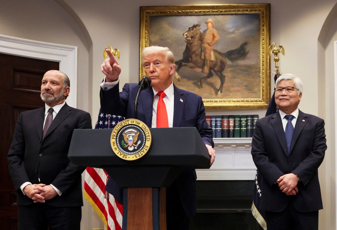 President Donald Trump talar som C.C. Wei, ordförande och VD för Taiwan Semiconductor Manufacturing Company, till höger, och handelssekreterare Howard Lutnick lyssnar i Roosevelt-rummet i Vita huset i Washington den 3 mars 2025. Foto: Pool via AP President Donald Trump talar som C.C. Wei, ordförande och VD för Taiwan Semiconductor Manufacturing Company, till höger, och handelssekreterare Howard Lutnick lyssnar i Roosevelt-rummet i Vita huset i Washington den 3 mars 2025. Foto: Pool via AP