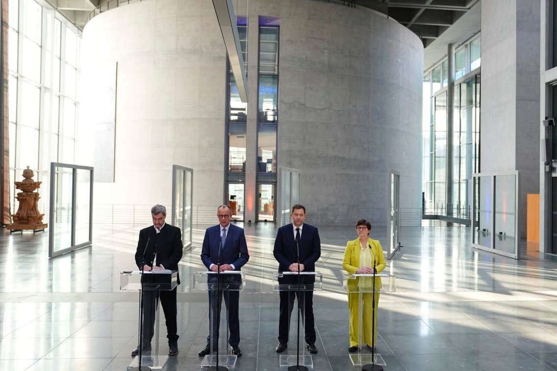 CSU-ledaren Markus Söder och CDU-ledaren Friedrich Merz med SPD-ledarna Lars Klingbeil och Saskia Esken. Foto: Kay Nietfeld / DPA via AP / NTB. CSU-ledaren Markus Söder och CDU-ledaren Friedrich Merz med SPD-ledarna Lars Klingbeil och Saskia Esken. Foto: Kay Nietfeld / DPA via AP / NTB.