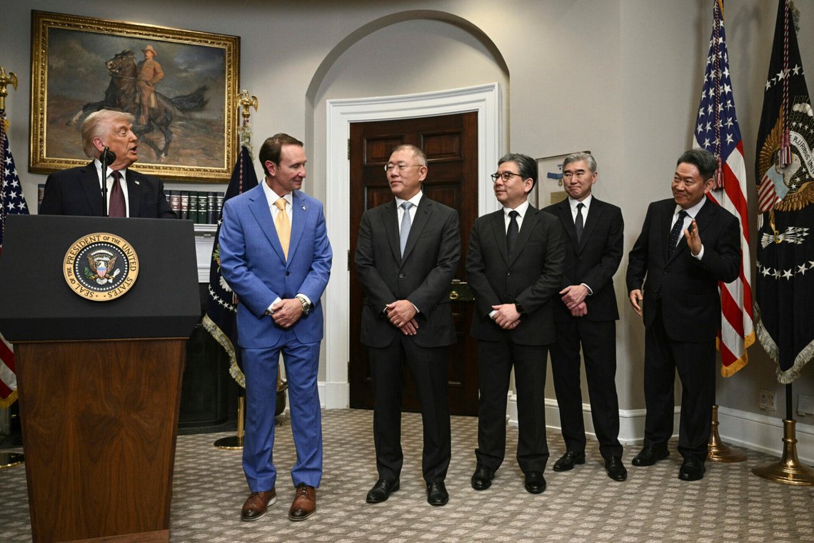 USA:s president Donald Trump, Louisianas guvernör Jeff Landry, Hyundai Motor Group CEO Chung Eui-sun, Hyundai Motor Company CEO Jaehoon Chang, Sydkoreas tidigare ambassadör i USA Sung Y. Kim och Hyundai Steel CEO Seo Gang Hyun i Vita huset i Washington D.C. den 24 mars 2025. Foto: NTB Pool / AP. USA:s president Donald Trump, Louisianas guvernör Jeff Landry, Hyundai Motor Group CEO Chung Eui-sun, Hyundai Motor Company CEO Jaehoon Chang, Sydkoreas tidigare ambassadör i USA Sung Y. Kim och Hyundai Steel CEO Seo Gang Hyun i Vita huset i Washington D.C. den 24 mars 2025. Foto: NTB Pool / AP.