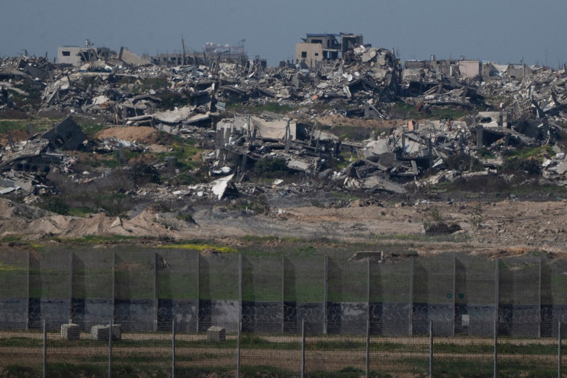 Förstörda byggnader på Gazaremsan sett från den södra delen av Israel. Foto: Leo Correa / AP / NTB Förstörda byggnader på Gazaremsan sett från den södra delen av Israel. Foto: Leo Correa / AP / NTB