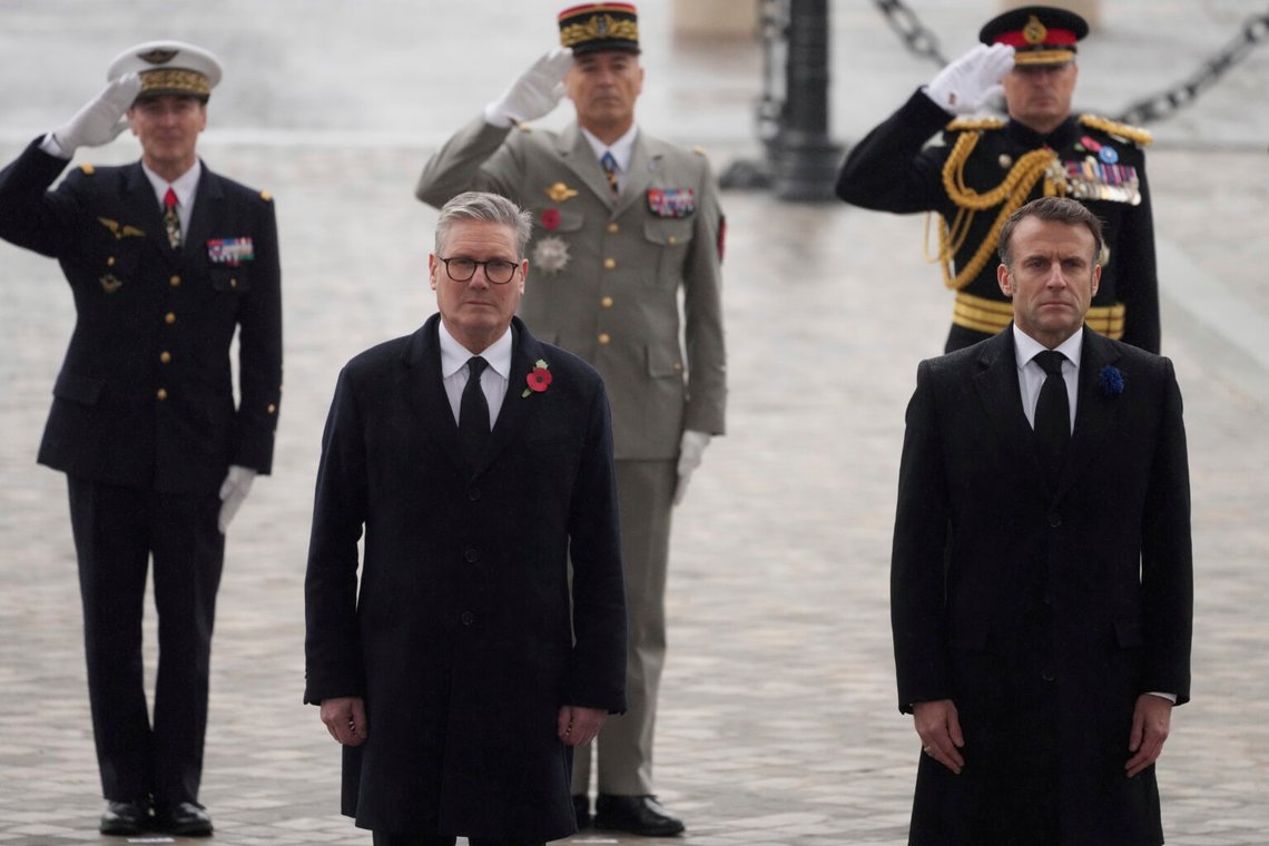 Den franske presidenten Emmanuel Macron og den britiske statsministeren Keir Starmer virker å tro de er generaler. Foto: Michel Euler / AP / NTB Den franske presidenten Emmanuel Macron og den britiske statsministeren Keir Starmer virker å tro de er generaler. Foto: Michel Euler / AP / NTB