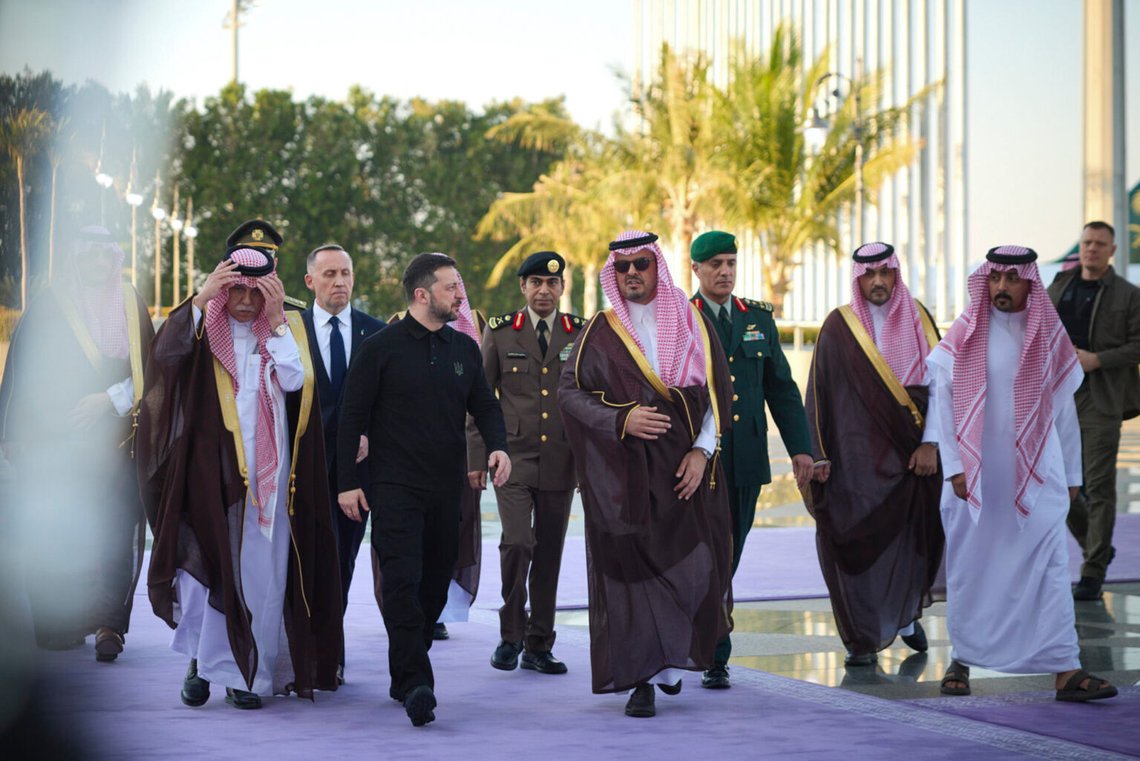 På det här fotot från den ukrainska presidentens pressbyrå träffar den ukrainska presidenten Volodymyr Zelenskyy, mitten till vänster, prins Saud bin Mishaal, vice guvernör i Saudiarabiens Mecka-region, mitten till höger, i Jeddah, Saudiarabien, 10 mars 2025. Foto: Ukrainska presidentens pressbyrå via AP På det här fotot från den ukrainska presidentens pressbyrå träffar den ukrainska presidenten Volodymyr Zelenskyy, mitten till vänster, prins Saud bin Mishaal, vice guvernör i Saudiarabiens Mecka-region, mitten till höger, i Jeddah, Saudiarabien, 10 mars 2025. Foto: Ukrainska presidentens pressbyrå via AP