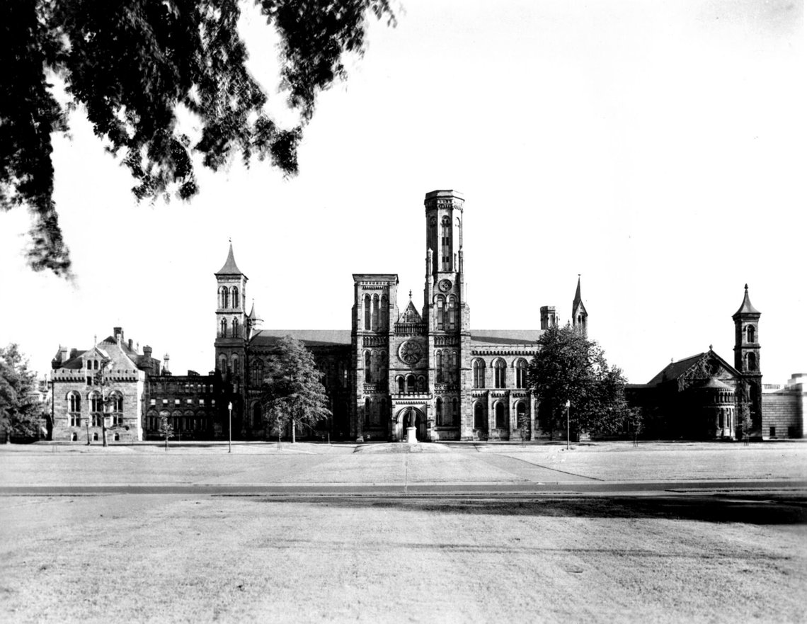 Smithsonian Institute firar sitt 100-årsjubileum i Washington, D.C., den 2 augusti 1946. Det byggdes efter att James Smithson, en engelsman, dog och lämnade sin förmögenhet på en halv miljon dollar till USA. Anstaltens centralbyggnad byggdes 1852. Foto: AP/NTB Smithsonian Institute firar sitt 100-årsjubileum i Washington, D.C., den 2 augusti 1946. Det byggdes efter att James Smithson, en engelsman, dog och lämnade sin förmögenhet på en halv miljon dollar till USA. Anstaltens centralbyggnad byggdes 1852. Foto: AP/NTB