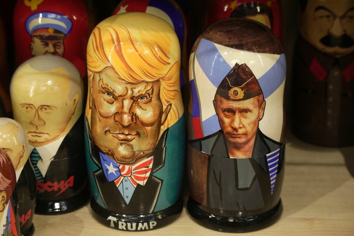 Traditionella ryska trädockor kallade Matryoshka föreställande Rysslands president Vladimir Putin, till höger, och USA:s president Donald Trump till försäljning i en souvenirbutik i St. Petersburg, Ryssland, 18 mars 2025. Foto: Dmitri Lovetsky/AP Photo Traditionella ryska trädockor kallade Matryoshka föreställande Rysslands president Vladimir Putin, till höger, och USA:s president Donald Trump till försäljning i en souvenirbutik i St. Petersburg, Ryssland, 18 mars 2025. Foto: Dmitri Lovetsky/AP Photo