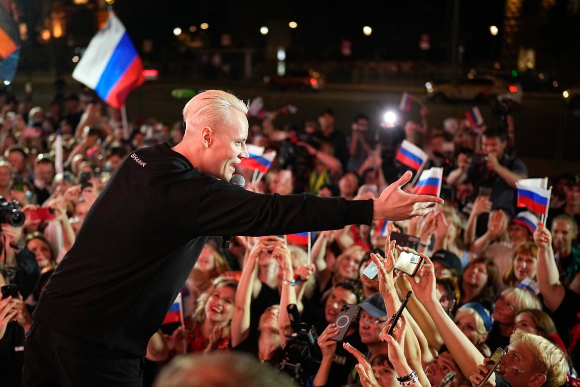 Den ryska popstjärnan Shaman, Yaroslav Dronov, hälsar sina fans under en konsert utanför USA:s ambassad i Moskva den 19 juli 2024, som svar på att stora västerländska streamingplattformar tog bort hans låtar i Ryssland. Foto: Alexander Zemlianichenko/AP Foto Den ryska popstjärnan Shaman, Yaroslav Dronov, hälsar sina fans under en konsert utanför USA:s ambassad i Moskva den 19 juli 2024, som svar på att stora västerländska streamingplattformar tog bort hans låtar i Ryssland. Foto: Alexander Zemlianichenko/AP Foto