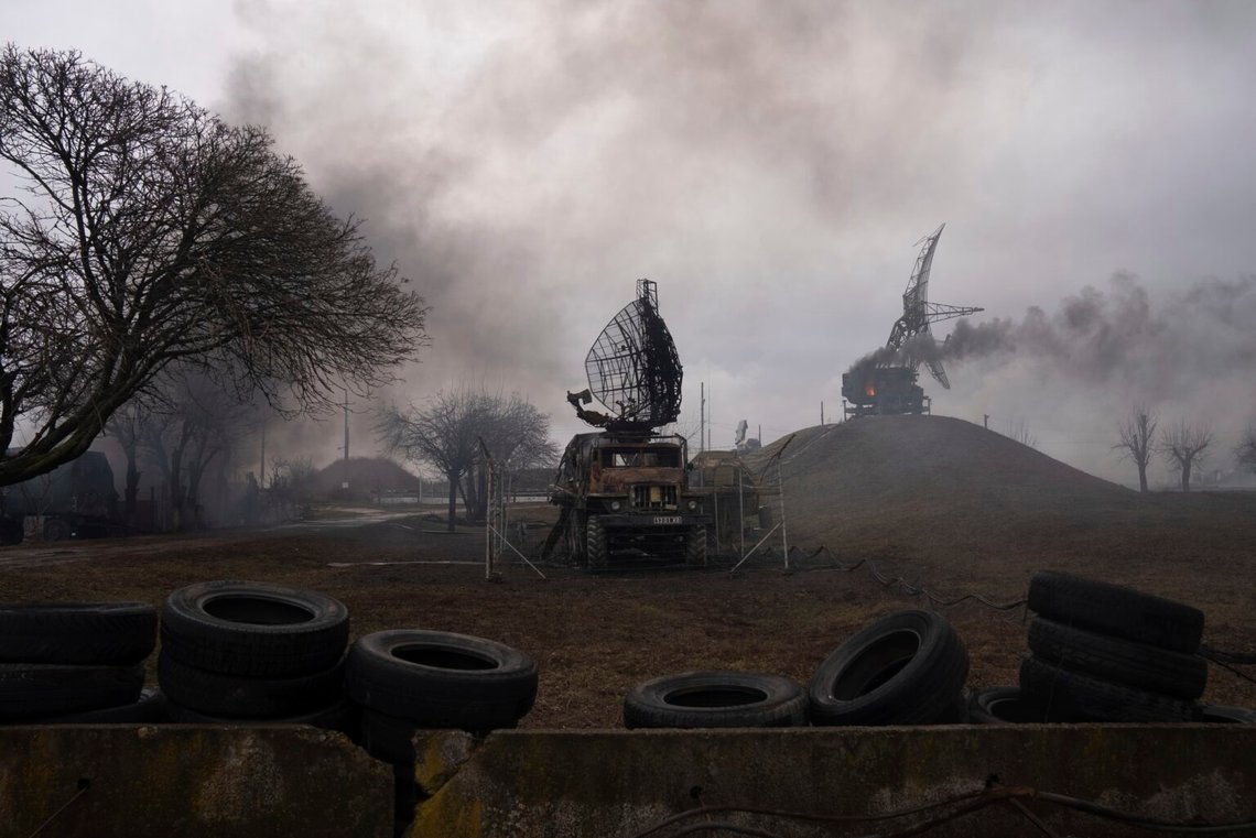 Rök stiger upp från en luftförsvarsbas i efterdyningarna av ett ryskt flygangrepp i Mariupol, Ukraina, den 24 februari 2022. Foto: Evgeniy Maloletka/AP Photo Rök stiger upp från en luftförsvarsbas i efterdyningarna av ett ryskt flygangrepp i Mariupol, Ukraina, den 24 februari 2022. Foto: Evgeniy Maloletka/AP Photo