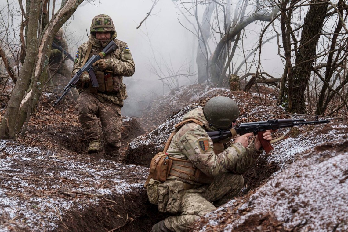 Ukrainska soldater från 24:e mekaniserade brigaden tåg inte långt från frontlinjen i den ukrainska Donetsk-regionen den 21 januari 2025. Foto: Evgeniy Maloletka / AP / NTB. Ukrainska soldater från 24:e mekaniserade brigaden tåg inte långt från frontlinjen i den ukrainska Donetsk-regionen den 21 januari 2025. Foto: Evgeniy Maloletka / AP / NTB.