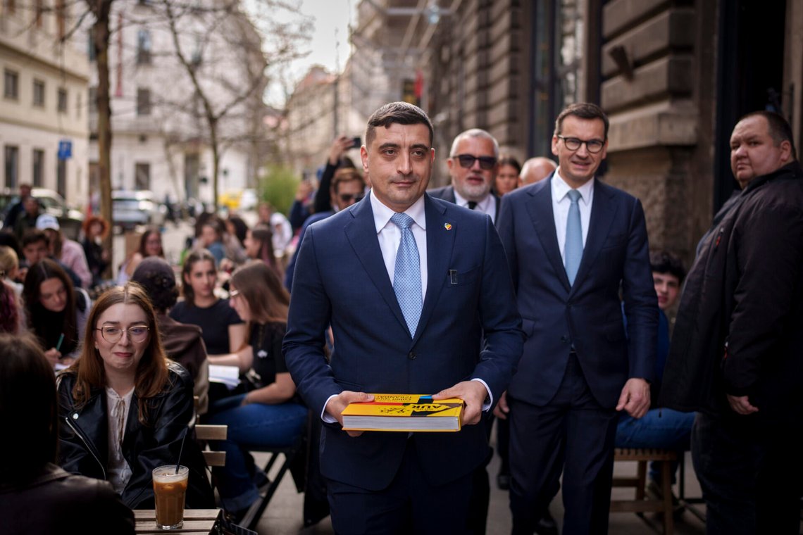 Den rumänske politikern George Simion går genom Bukarest tillsammans med Polens tidigare premiärminister Mateusz Morawiecki den 14 mars 2025, efter att ha tillkännagivit sin kandidatur till presidentvalet. Foto: Vadim Ghirda / AP / NTB. Den rumänske politikern George Simion går genom Bukarest tillsammans med Polens tidigare premiärminister Mateusz Morawiecki den 14 mars 2025, efter att ha tillkännagivit sin kandidatur till presidentvalet. Foto: Vadim Ghirda / AP / NTB.
