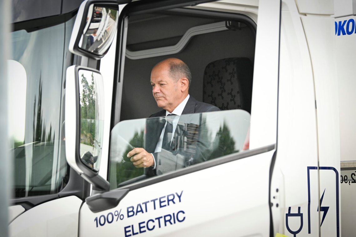Tysklands förbundskansler Olaf Scholz i en lastbilshytt när han besöker Skåne i Södertälje tillsammans med statsminister Magdalena Andersson i augusti 2022. Foto: Henrik Montgomery/TT kod 10060 Tysklands förbundskansler Olaf Scholz i en lastbilshytt när han besöker Skåne i Södertälje tillsammans med statsminister Magdalena Andersson i augusti 2022. Foto: Henrik Montgomery/TT kod 10060