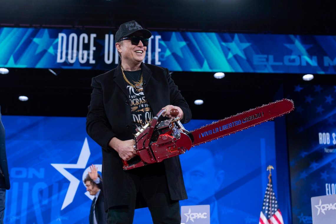 Elon Musk och hans effektivitetsbyrå DOGE har genomfört storskaliga nedskärningar i federala myndigheter. Bilden är från den konservativa CPAC-konferensen i februari, där Musk visade upp en motorsåg han fått av den argentinske presidenten Javier Milei. Foto: Jose Luis Magana / AP / NTB Elon Musk och hans effektivitetsbyrå DOGE har genomfört storskaliga nedskärningar i federala myndigheter. Bilden är från den konservativa CPAC-konferensen i februari, där Musk visade upp en motorsåg han fått av den argentinske presidenten Javier Milei. Foto: Jose Luis Magana / AP / NTB