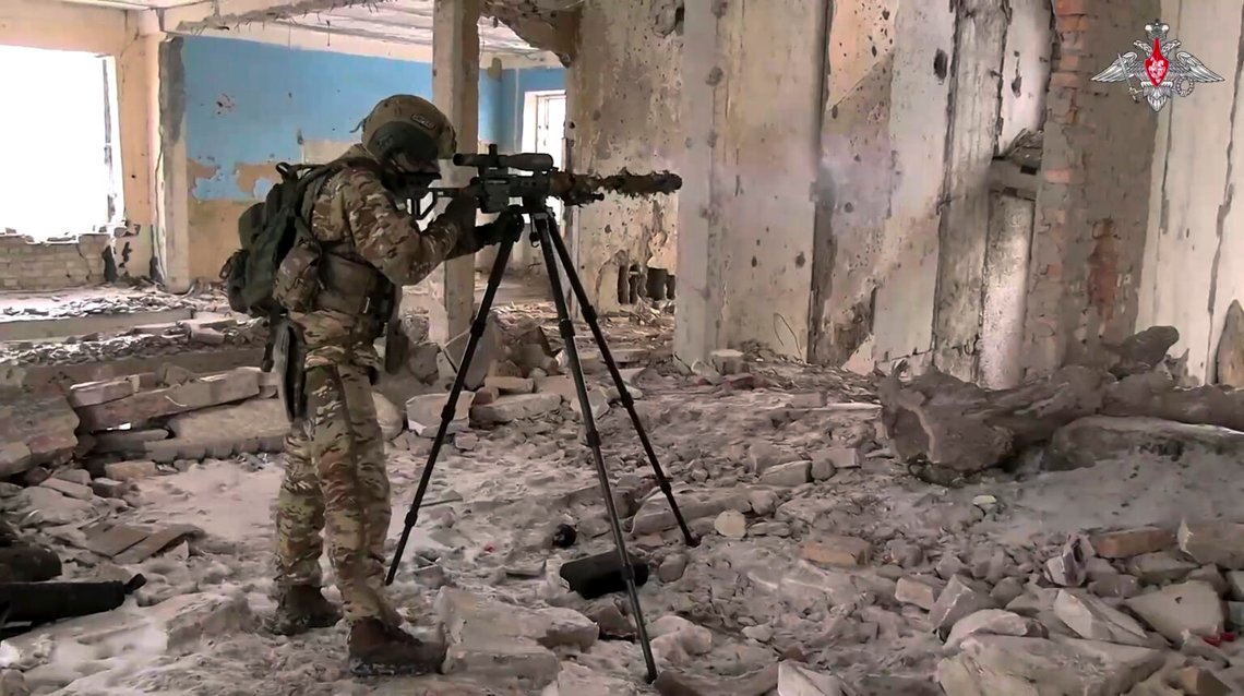 På det här fotot taget från video distribuerad av det ryska försvarsministeriets presstjänst den 26 februari 2025, skjuter en rysk armés prickskytt mot ukrainsk position på en okänd plats i Ukraina. Foto: Russian Defense Ministry Press Service via AP På det här fotot taget från video distribuerad av det ryska försvarsministeriets presstjänst den 26 februari 2025, skjuter en rysk armés prickskytt mot ukrainsk position på en okänd plats i Ukraina. Foto: Russian Defense Ministry Press Service via AP