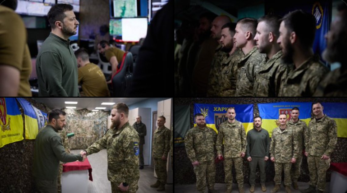 Volodymyr Zelensky ser liten ut jämfört med de ukrainska soldaterna. Foto: Skärmdump X/ Zelenskyj Volodymyr Zelensky ser liten ut jämfört med de ukrainska soldaterna. Foto: Skärmdump X/ Zelenskyj