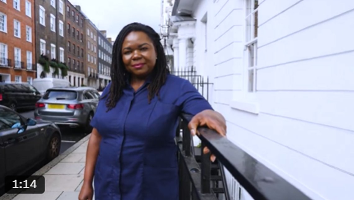 Sjuksköterskan Jennifer Melle straffas av NHS för att ha använt det så kallade felaktiga pronomenet. Foto: Skärmdump video Sjuksköterskan Jennifer Melle straffas av NHS för att ha använt det så kallade felaktiga pronomenet. Foto: Skärmdump video