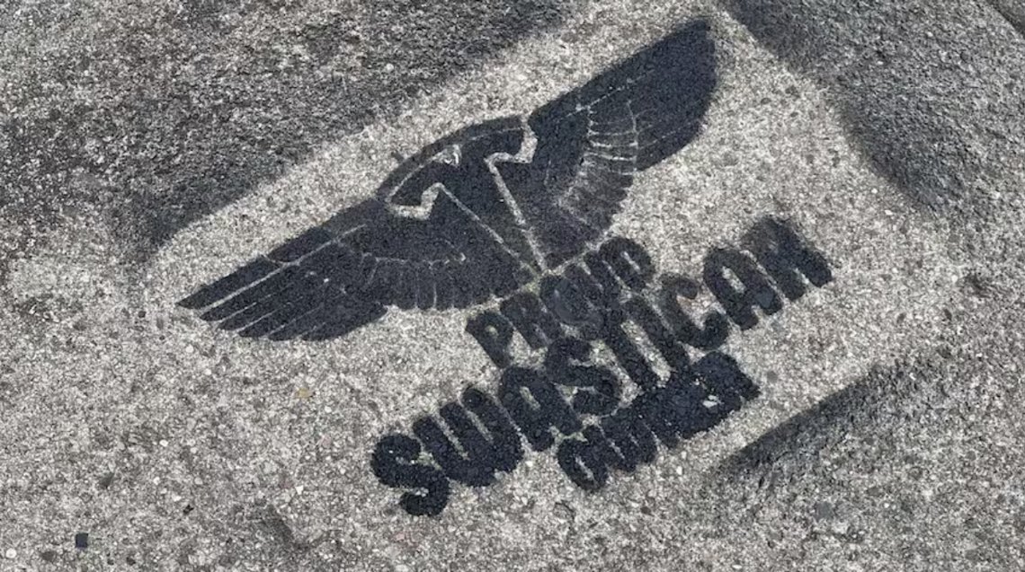 Logotypen för den Elon Musk-ägda elbilstillverkaren Tesla ovanpå en nazistisk symbol. Foto: Privat. Logotypen för den Elon Musk-ägda elbilstillverkaren Tesla ovanpå en nazistisk symbol. Foto: Privat.
