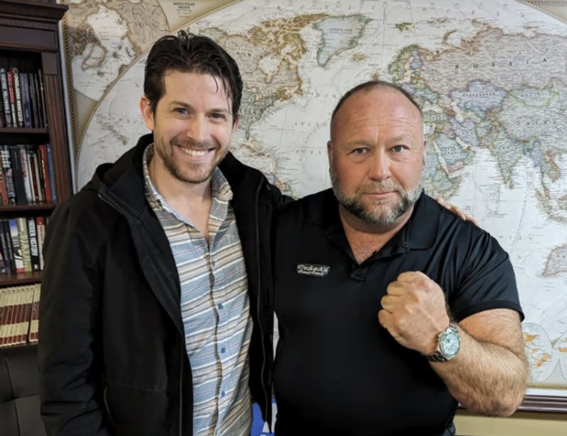 Jamie White (till vänster) tillsammans med InfoWars grundare Alex Jones. Foto: Skärmdump X/Jamie White Jamie White (till vänster) tillsammans med InfoWars grundare Alex Jones. Foto: Skärmdump X/Jamie White