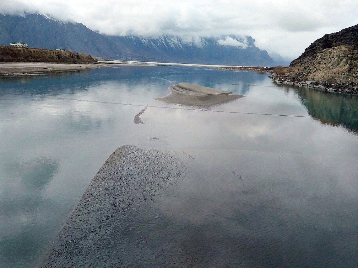 Indus är Pakistans längsta flod. Den har sitt ursprung på den tibetanska platån och rinner genom Indien innan den rinner in i Pakistan. Foto: ShamsMajeedi CC BY-SA 4.0 Indus är Pakistans längsta flod. Den har sitt ursprung på den tibetanska platån och rinner genom Indien innan den rinner in i Pakistan. Foto: ShamsMajeedi CC BY-SA 4.0