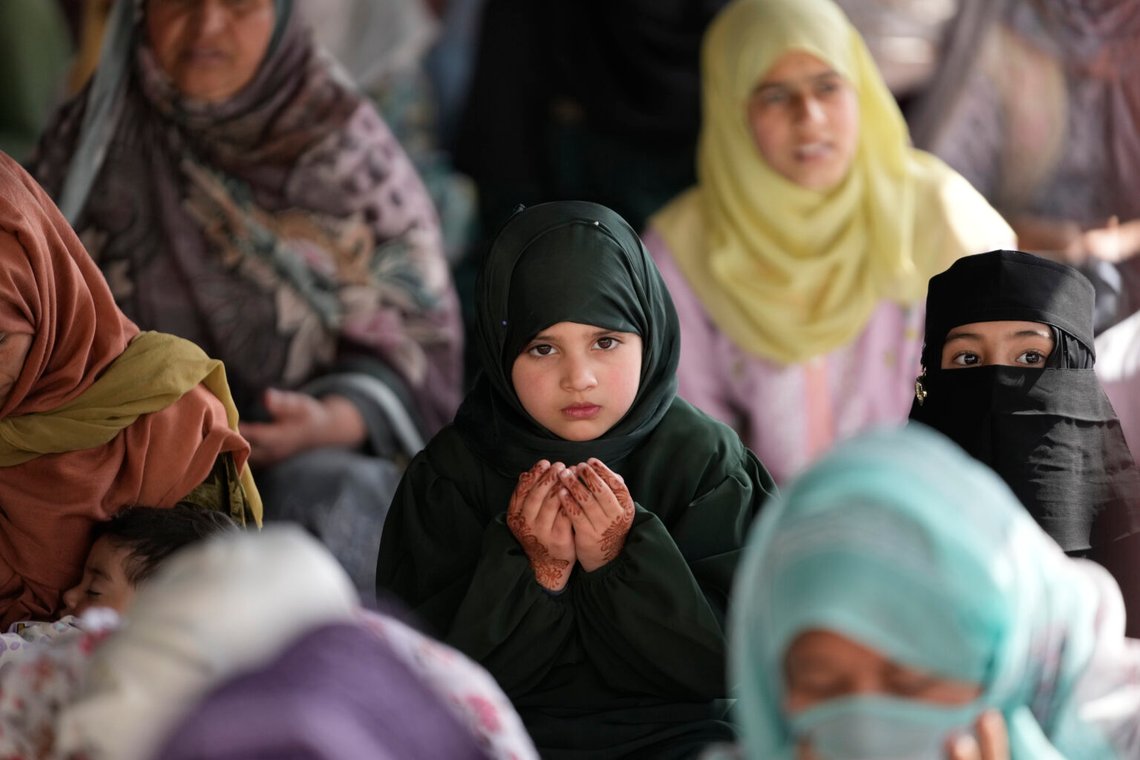 Kashmirisk muslimsk ung flicka ber under Eid al-Fitr-bönen som markerar slutet på den heliga fastemånaden Ramadan vid Hazratbal-helgedomen i utkanten av Srinagar, indiskkontrollerade Kashmir, 31 mars 2025. Foto: Mukhtar Khan/AP Photo Kashmirisk muslimsk ung flicka ber under Eid al-Fitr-bönen som markerar slutet på den heliga fastemånaden Ramadan vid Hazratbal-helgedomen i utkanten av Srinagar, indiskkontrollerade Kashmir, 31 mars 2025. Foto: Mukhtar Khan/AP Photo