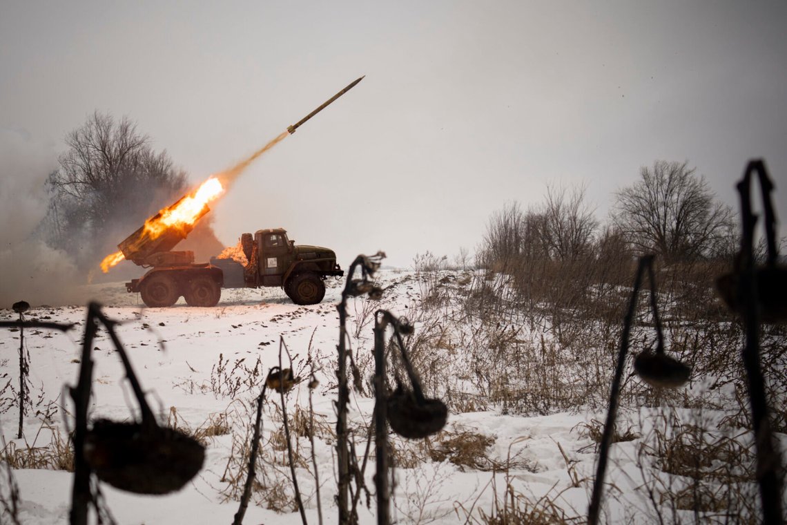 Ukrainsk militär avfyrar en raket mot en rysk position nära Charkiv den 25 februari 2023. Foto: Vadim Ghirda / AP / NTB. Ukrainsk militär avfyrar en raket mot en rysk position nära Charkiv den 25 februari 2023. Foto: Vadim Ghirda / AP / NTB.