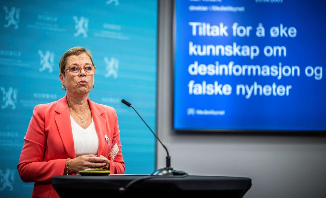 Direktör Mari Velsand för norska mediemyndigheten får nya uppgifter med EU:s AMT-direktiv från och med nästa månad. Fotot togs vid ett dialogmöte om desinformation och "falska nyheter" år 2023, i samband med det kommande kommunalvalet. Foto: Ole Berg-Rusten / NTB Direktör Mari Velsand för norska mediemyndigheten får nya uppgifter med EU:s AMT-direktiv från och med nästa månad. Fotot togs vid ett dialogmöte om desinformation och "falska nyheter" år 2023, i samband med det kommande kommunalvalet. Foto: Ole Berg-Rusten / NTB