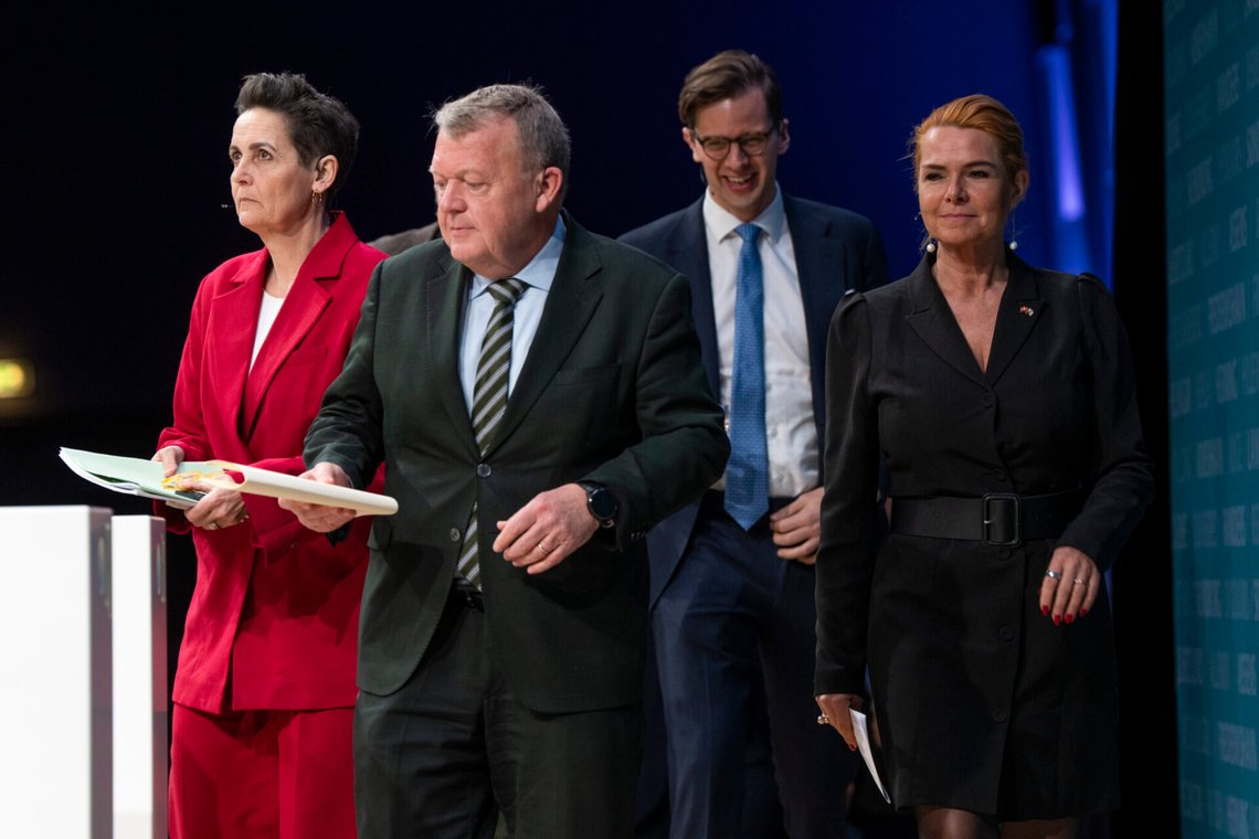 Pia Olsen Dyhr (SF), Lars Løkke Rasmussen (M), Alex Vanopslagh (LA) och Inger Støjberg (DD) anländer till en partiledardebatt i Aalborg den 20 mars 2025. Foto: Bo Amstrup / Ritzau Scanpix / NTB. Pia Olsen Dyhr (SF), Lars Løkke Rasmussen (M), Alex Vanopslagh (LA) och Inger Støjberg (DD) anländer till en partiledardebatt i Aalborg den 20 mars 2025. Foto: Bo Amstrup / Ritzau Scanpix / NTB.
