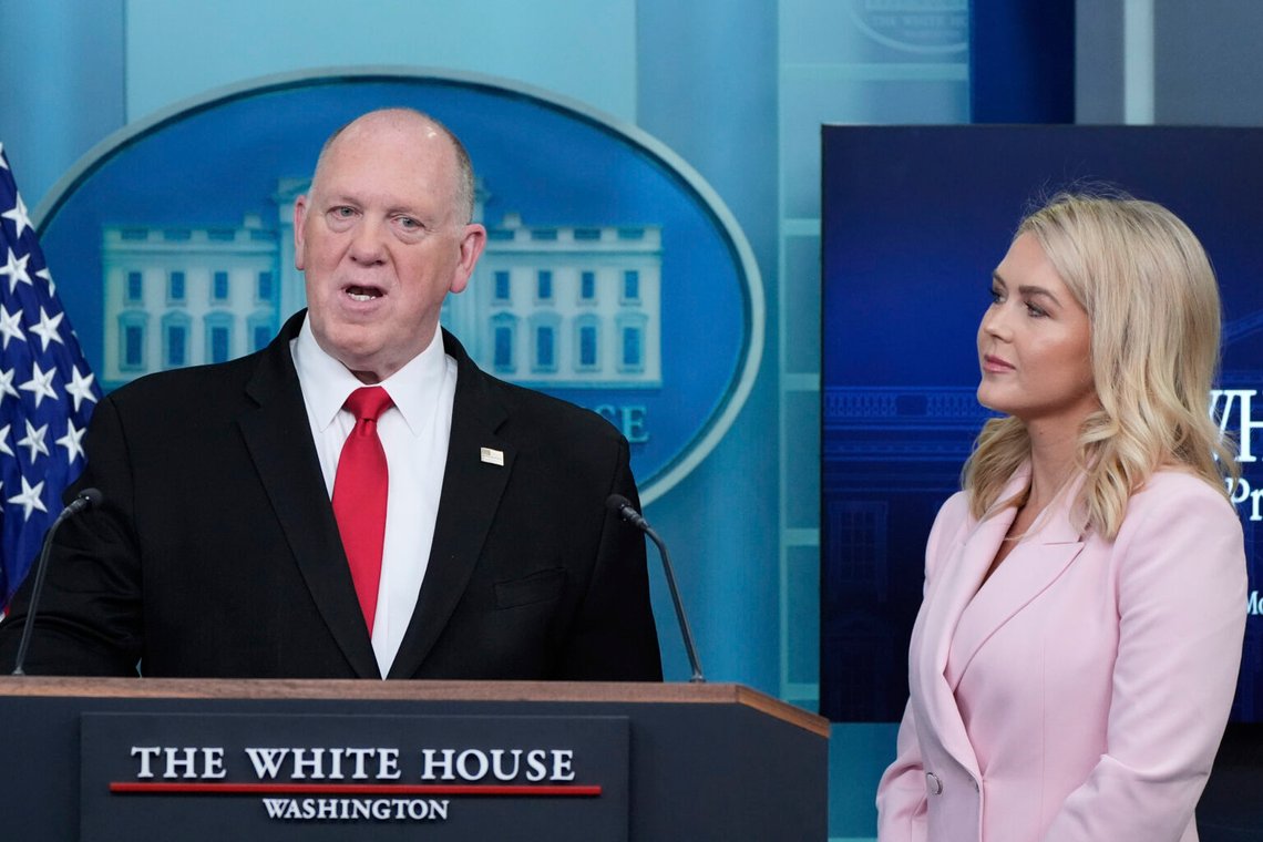 Vita husets pressekreterare Karoline Leavitt och USA:s "Border Czar" ger tydliga budskap på en presskonferens i Vita huset. Foto: Mark Schiefelbein/ AP/ NTB Vita husets pressekreterare Karoline Leavitt och USA:s "Border Czar" ger tydliga budskap på en presskonferens i Vita huset. Foto: Mark Schiefelbein/ AP/ NTB