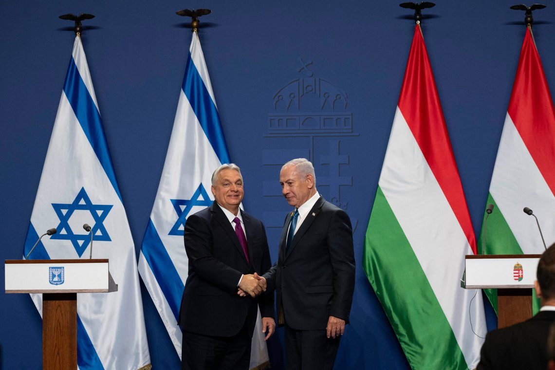 Viktor Orbán och Benjamin Netanyahu skakar hand efter ett uttalande till media i Budapest den 3 april 2025. Foto: Denes Erdos / AP / NTB. Viktor Orbán och Benjamin Netanyahu skakar hand efter ett uttalande till media i Budapest den 3 april 2025. Foto: Denes Erdos / AP / NTB.