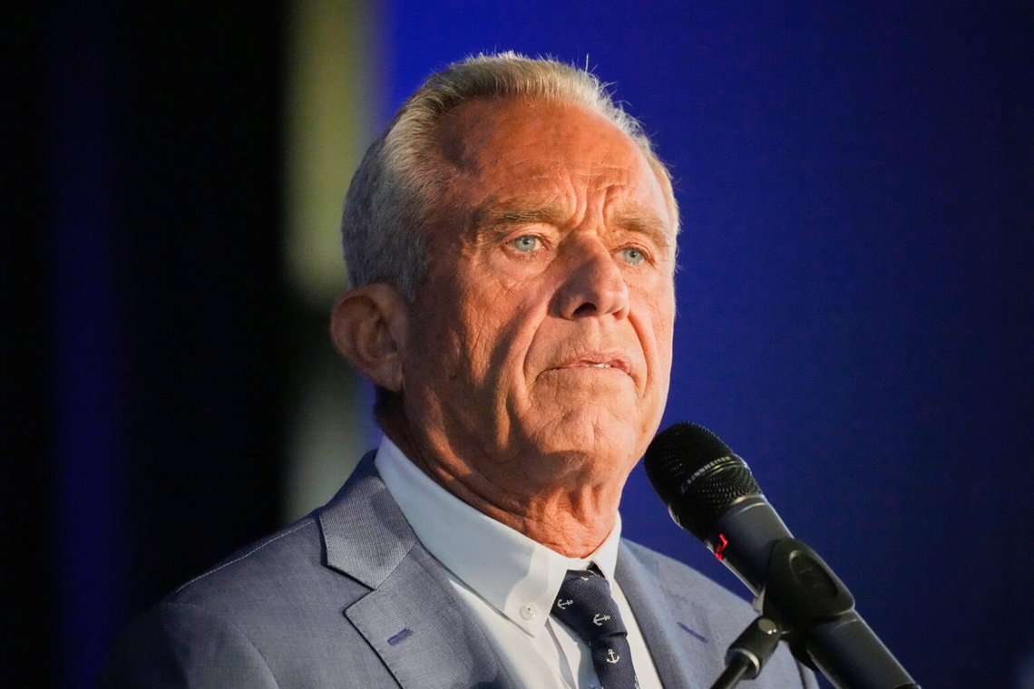 USA:s hälso- och välfärdsminister Robert F. Kennedy jr. talar under ett evenemang som tillkännager föreslagna ändringar av SNAP- och livsmedelsfärglagstiftningen, 28 mars 2025, i Martinsburg, W.Va. Foto: Stephanie Scarbrough/AP/NTB. USA:s hälso- och välfärdsminister Robert F. Kennedy jr. talar under ett evenemang som tillkännager föreslagna ändringar av SNAP- och livsmedelsfärglagstiftningen, 28 mars 2025, i Martinsburg, W.Va. Foto: Stephanie Scarbrough/AP/NTB.