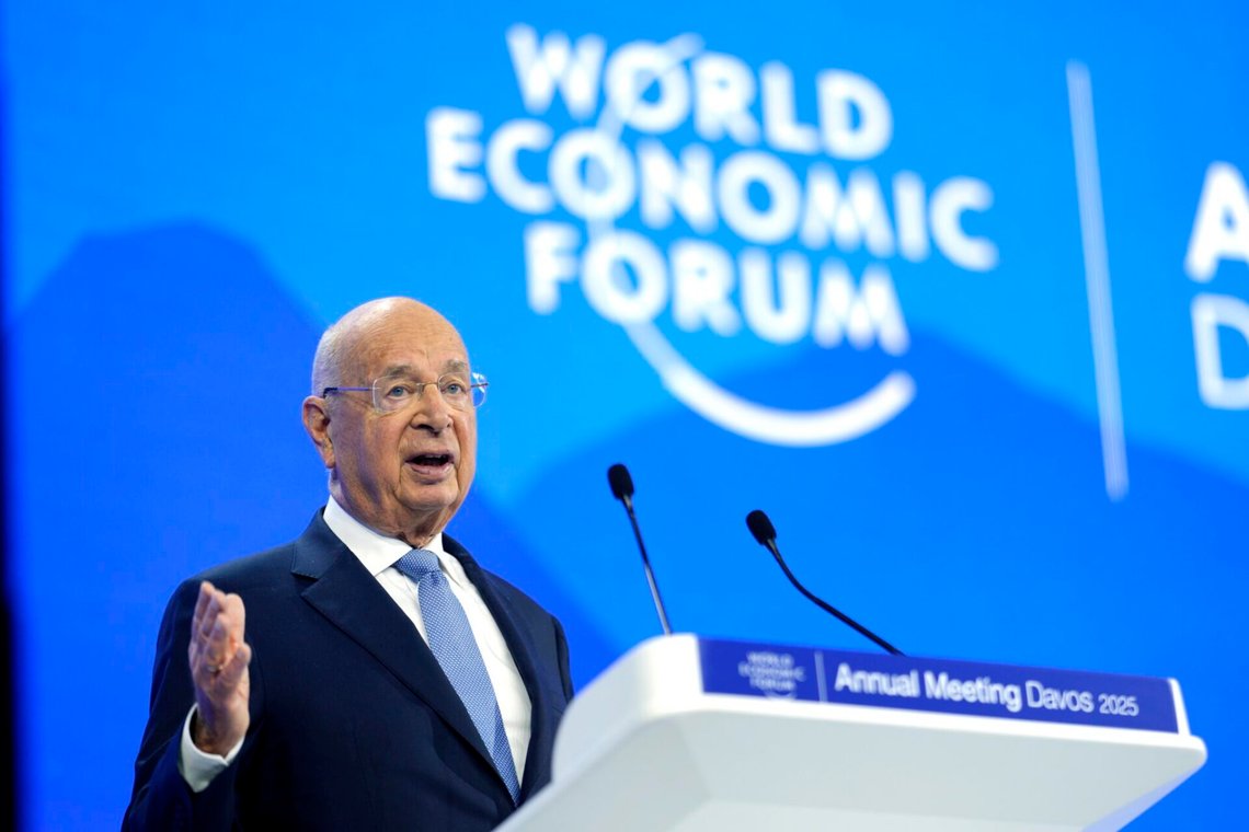 Klaus Schwab talar under Davosmötet den 21 januari 2025. Foto: Markus Schreiber / AP / NTB. Klaus Schwab talar under Davosmötet den 21 januari 2025. Foto: Markus Schreiber / AP / NTB.
