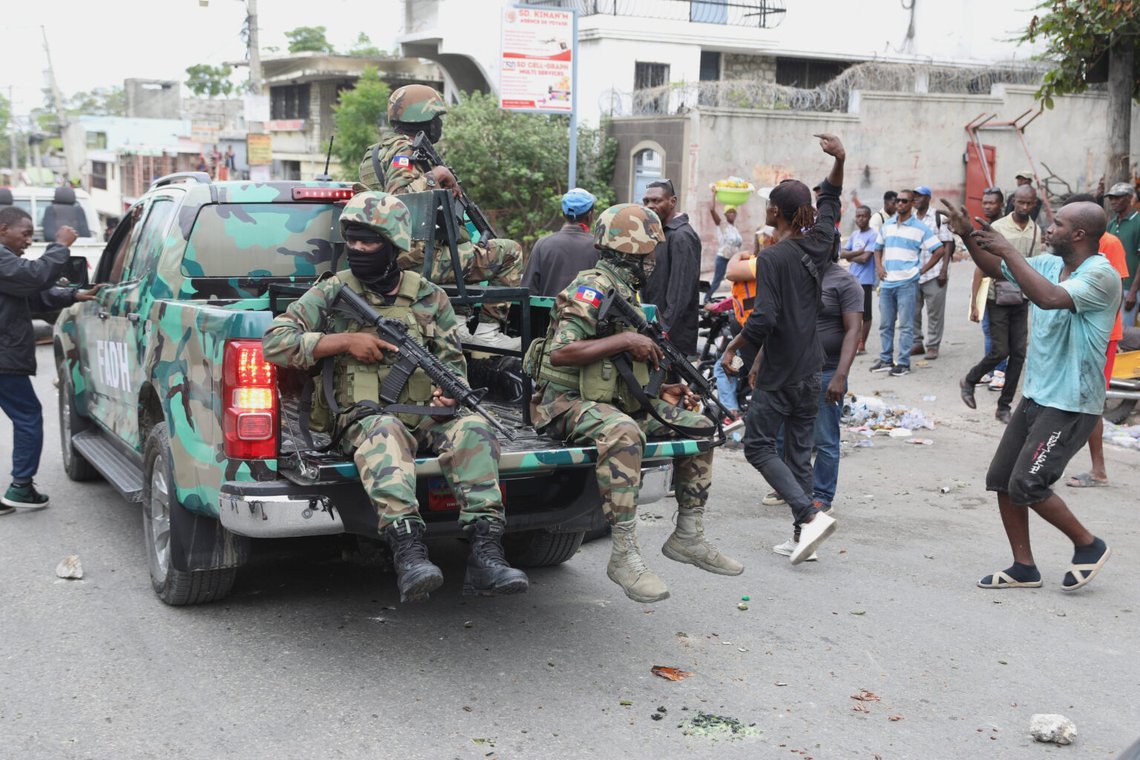Haitiska armésoldater patrullerar under en protest mot osäkerheten i Port-au-Prince, Haiti, 16 april 2025. Foto: Odelyn Joseph/AP-NTB. Haitiska armésoldater patrullerar under en protest mot osäkerheten i Port-au-Prince, Haiti, 16 april 2025. Foto: Odelyn Joseph/AP-NTB.
