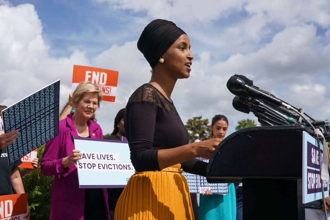 Rep. Ilhan Omar, D-Minn., förenad till vänster av senator Elizabeth Warren, D-Mass., och rep. Alexandria Ocasio-Cortez, D-N.Y., till höger, talar om Keeping Renters Safe Act från 2021, på Capitol i Washington, 21 sept., 2021 Photo Apple J.Phowhite. Rep. Ilhan Omar, D-Minn., förenad till vänster av senator Elizabeth Warren, D-Mass., och rep. Alexandria Ocasio-Cortez, D-N.Y., till höger, talar om Keeping Renters Safe Act från 2021, på Capitol i Washington, 21 sept., 2021 Photo Apple J.Phowhite.