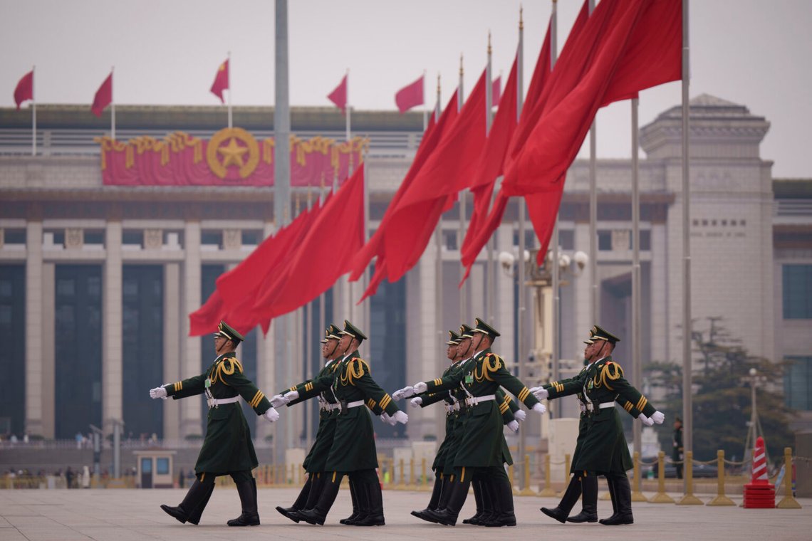 Kinesiska soldater marscherar till sin post utanför Folkets stora sal i Peking, Kina, den 7 mars 2025. Foto: Vincent Thian/AP Photo Kinesiska soldater marscherar till sin post utanför Folkets stora sal i Peking, Kina, den 7 mars 2025. Foto: Vincent Thian/AP Photo