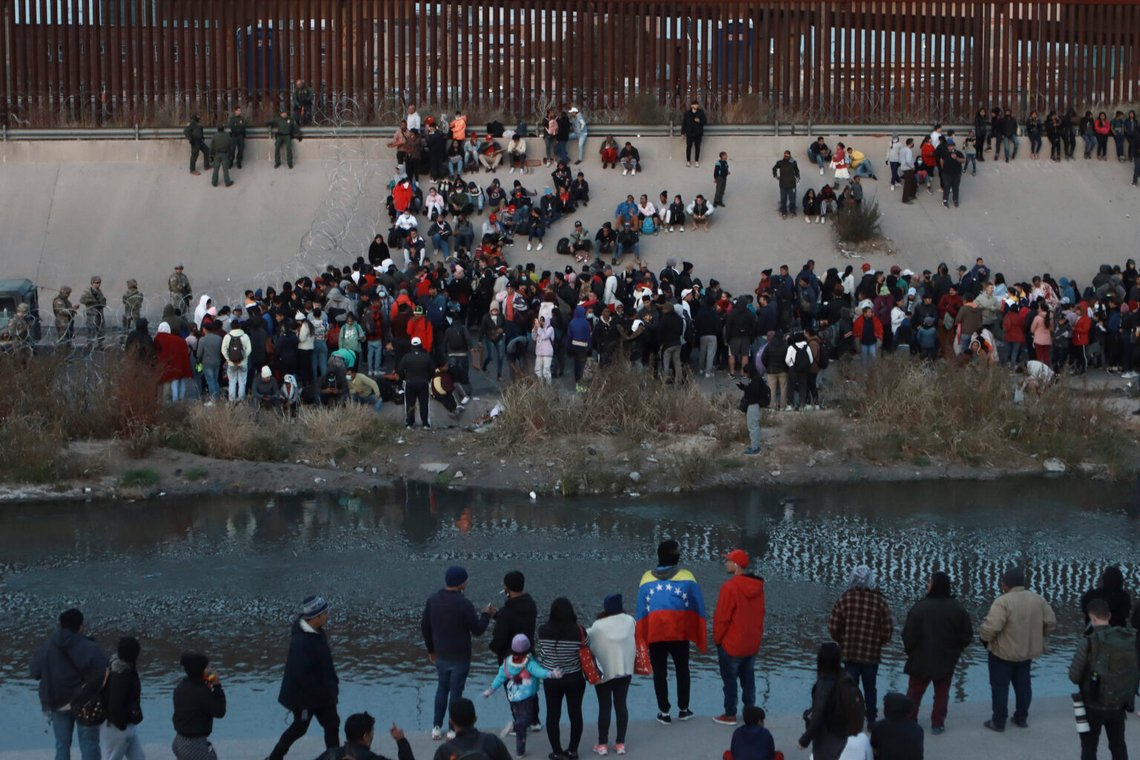 Biden släppte in minst tolv miljoner migranter. Nu visar det sig att miljoner av dessa har tilldelats personnummer och federalt finansierad sjukförsäkring. Foto: AP / Christian Chavez / NTB Biden släppte in minst tolv miljoner migranter. Nu visar det sig att miljoner av dessa har tilldelats personnummer och federalt finansierad sjukförsäkring. Foto: AP / Christian Chavez / NTB