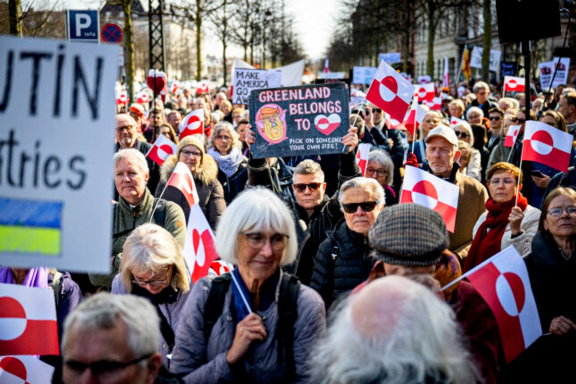 Köpenhamn, Danmark 20250329. Demonstration i Köpenhamn mot amerikanskt intresse för Grönland. Demonstrationen ägde rum utanför USA:s ambassad i Köpenhamn. Foto: Nils Meilvang / Ritzau / NTB Köpenhamn, Danmark 20250329. Demonstration i Köpenhamn mot amerikanskt intresse för Grönland. Demonstrationen ägde rum utanför USA:s ambassad i Köpenhamn. Foto: Nils Meilvang / Ritzau / NTB