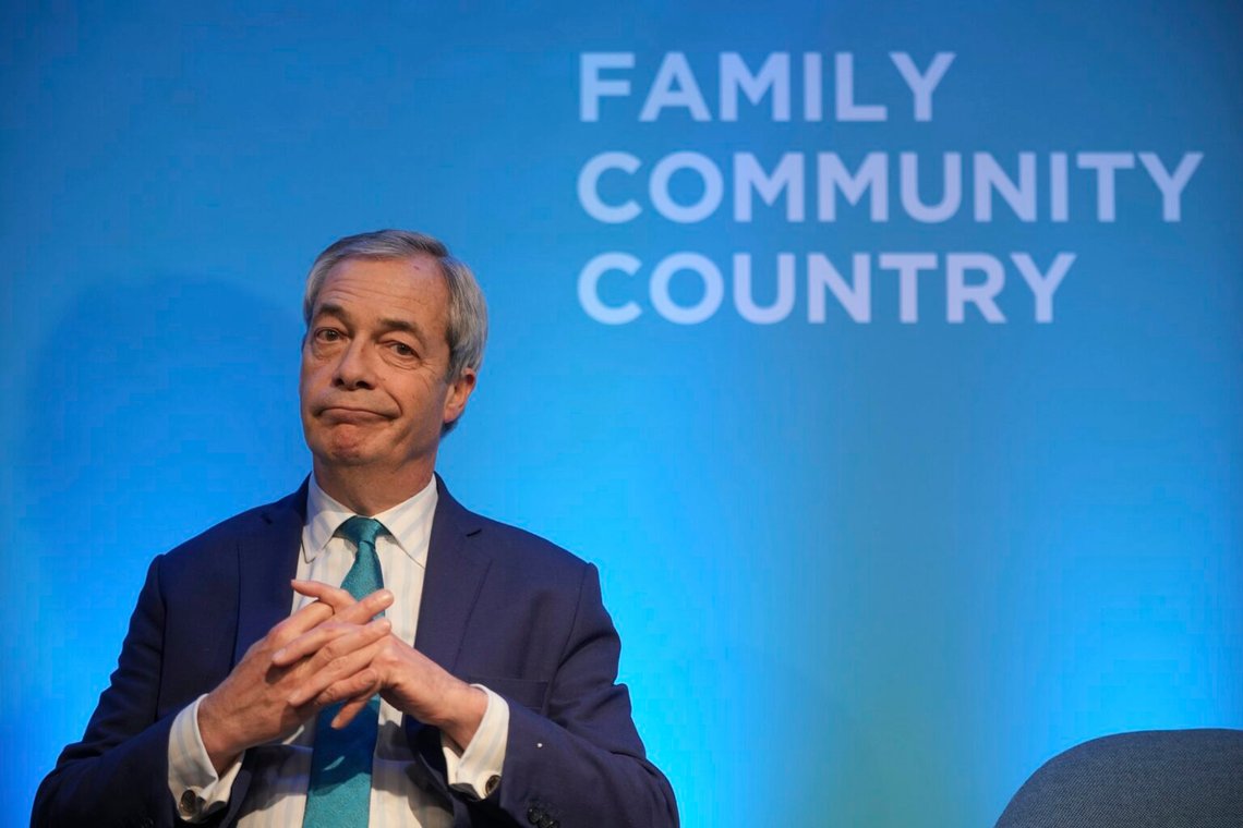 Nigel Farage, ledare för Reform UK, deltar i en presskonferens om ekonomi och förnybar energi i London i februari. Farage anser att opinionsmätningarna om det brittiska stödet för Net Zero ljuger, precis som före Brexit. Foto: Kin Cheung/AP/NTB Nigel Farage, ledare för Reform UK, deltar i en presskonferens om ekonomi och förnybar energi i London i februari. Farage anser att opinionsmätningarna om det brittiska stödet för Net Zero ljuger, precis som före Brexit. Foto: Kin Cheung/AP/NTB